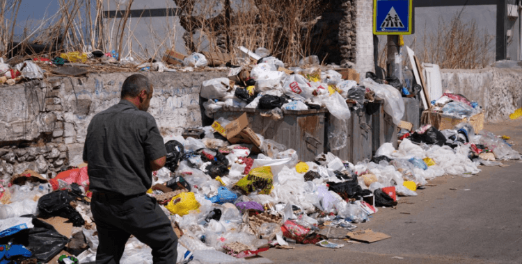 İzmir'de çöp yığınları tepkilere neden oluyor