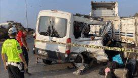 Mersin'de öğrencileri taşıyan minibüs tıra çarptı: 1'i çocuk 2 kişi öldü, yaralılar var