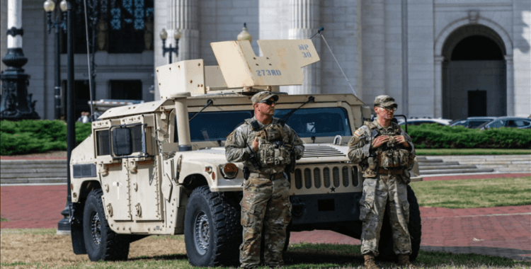 ABD'de başkent Washington'a sevk edilen Ulusal Muhafızlar silah taşımaya başladı