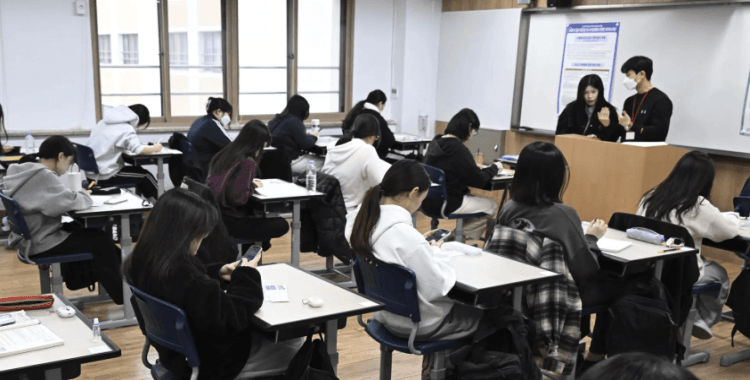 Telefon bağımlılığına karşı yeni önlem: Güney Kore, okullarda telefon kullanımını yasakladı