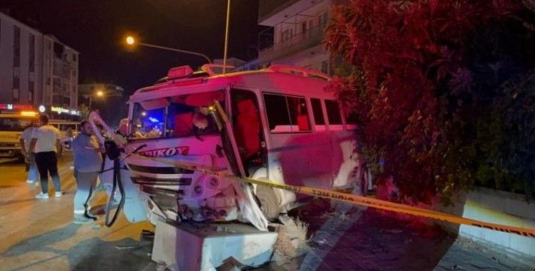 Aydın'da minibüs ile otomobil çarpıştı: 11 yaralı