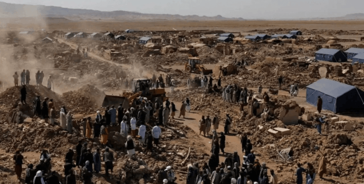 Afganistan'da depremde can kaybı 800'e yükseldi