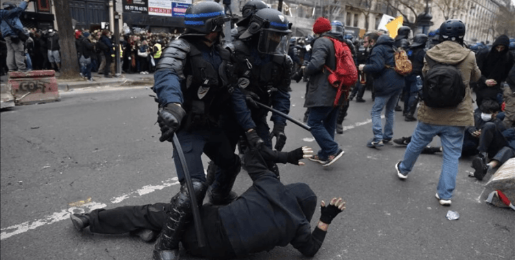 Fransa sokakları yine karıştı: Macron'a tepki protestolarında 200 kişi gözaltına alındı