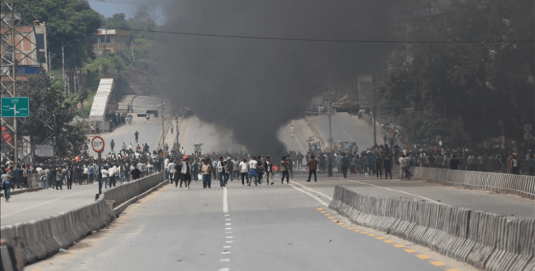 Şiddetli protestolarla çalkalanan Nepal'de ordu sokağa indi