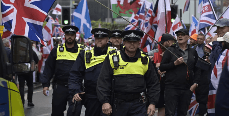 Londra'da göçmen karşıtı 100 bin kişi miting düzenledi: Karşıt görüşlü göstericiler arasında arbede yaşandı
