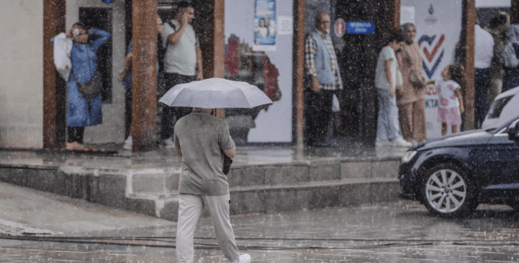 İstanbul Valiliği'nden sağanak ve kuvvetli rüzgâr uyarısı: Yarın işaret edildi