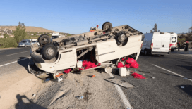 Şanlıurfa'da tarım işçilerini taşıyan minibüs devrildi: 19 yaralı