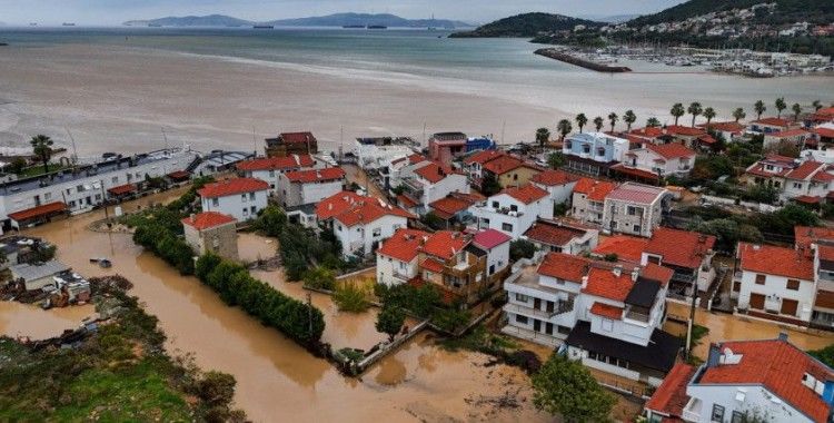 Foça'yı sel vurdu: Aracıyla sürüklenen 70 yaşındaki Kaptanoğlu'na hala ulaşılamadı, İzmir Valisi açıklama yaptı
