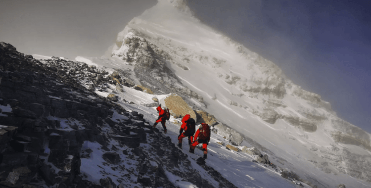Everest'te kar felaketi: Kurtarma helikopteri düştü, turizm durduruldu