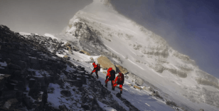 Everest'te kar felaketi: Kurtarma helikopteri düştü, turizm durduruldu