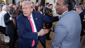 Trump yine elindeki morluğu kapatmak için kapatıcı kullandı