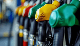 Benzin ve motorine indirim geldi: Tabelalar gece yarısı değişti