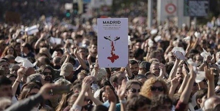 Madrid’de on binler erken seçim talebiyle meydanlara çıktı