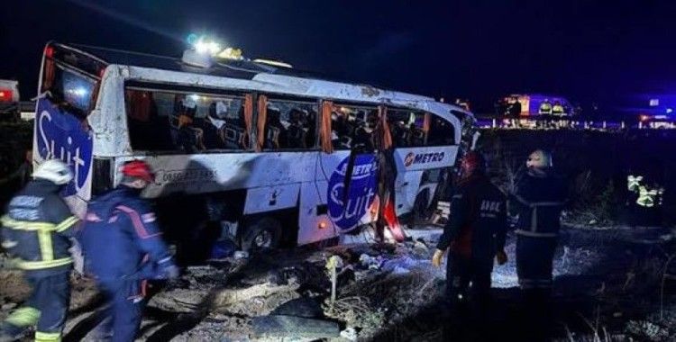 Yolcu otobüsü devrildi: 2 kişi öldü, 21 kişi yaralandı
