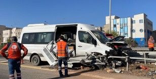 Öğrenci servisi ile kamyonet çarpıştı: 14 kişi yaralandı