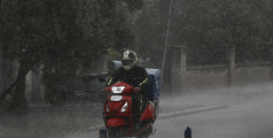 Muğla'da sağanak ve fırtına hayatı felç etti: Yollar göle döndü, ağaçlar devrildi