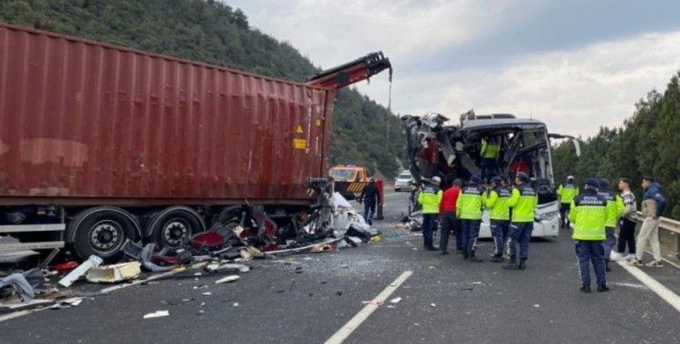 Osmaniye’deki feci kazada yolcu otobüsü tıra çarptı: Çok sayıda ölü ve yaralı var