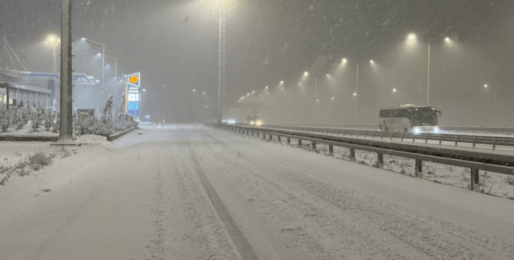 İstanbul yeni yıla kar yağışıyla başladı: Araçlar yolda kaldı