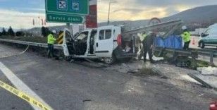 Hafif ticari araç bariyere saptandı: İki kişi hayatını kaybetti