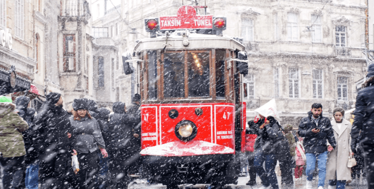 AKOM'dan İstanbul'a 'saatli' fırtına ve kuvvetli sağanak uyarısı: Kar yağışı için tarih verildi