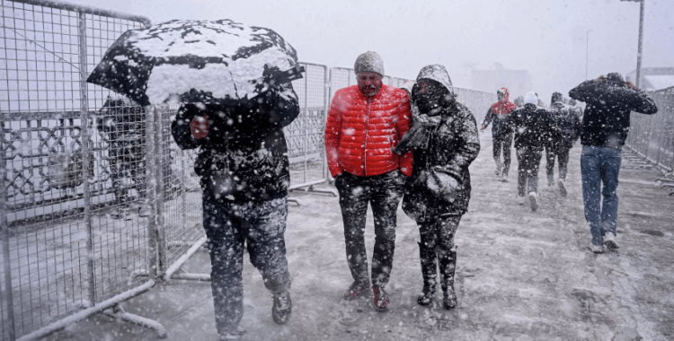 İstanbul beyaza bürünüyor: Meteoroloji uzmanı Prof. Dr. Orhan Şen’den 'kritik 24 saat' uyarısı