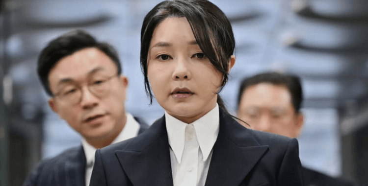 Güney Kore'de eski First Lady Kim, yolsuzluktan 20 ay hapis cezasına çarptırıldı