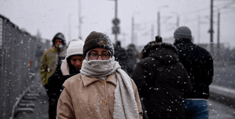 Sıcaklıklar sert düşüyor, soğuk hava dalgası kapıda: İstanbul’da kar var mı? Meteoroloji uzmanları açıkladı