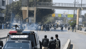 Pakistan'da bir grup gösterici, ABD'nin Karaçi Konsolosluğu'na girmeye çalıştı