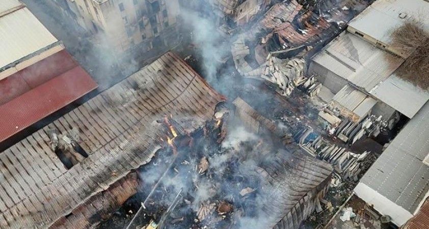 İzmir'de sanayi sitesine yangın: 2 mobilya deposu kül oldu