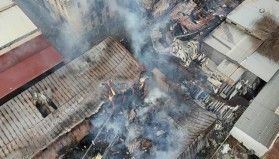 İzmir'de sanayi sitesine yangın: 2 mobilya deposu kül oldu