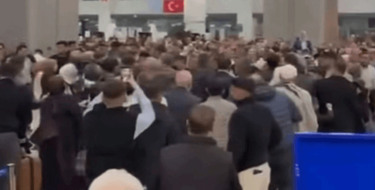 Gaziantep Havalimanı’nda umre yolcuları tekme tokat birbirine girdi