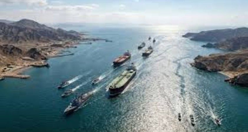 İran, Hürmüz Boğazı'nı gemi trafiğine kapattığını duyurdu