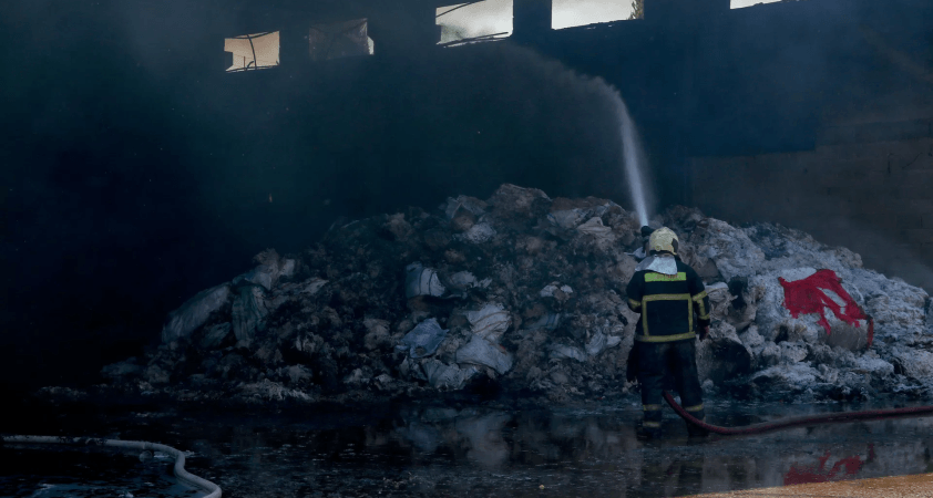 Gaziantep'te fabrika yangını: Göz gözü görmüyor