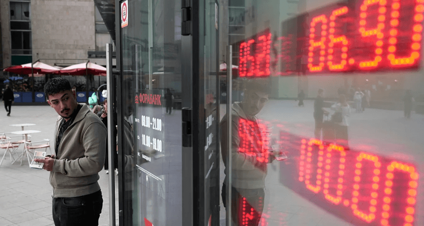 Ruslar hesaplarına el konulabileceği endişesiyle bankadaki paralarını çekiyor