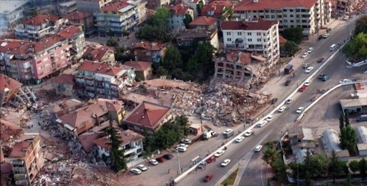 Nişantaşı'nda tehlike ucuz atlatıldı: Kökünden devrilen ağaç yoldan geçen araçların üzerine devrildi