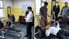Moğol lider şov yaptı: 80 kilo ile bench press