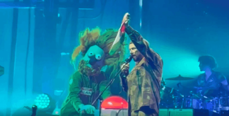 Gorillaz üyesi Damon Albarn'dan konserde Filistin bayrağı: 'Asla tarafsız olmayın'