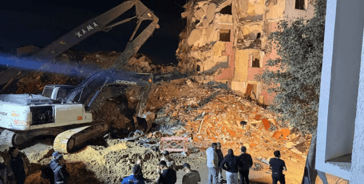 Küçükçekmece'de yıkım sırasında bina çöktü: 2 yaralı