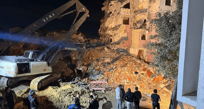 Küçükçekmece'de yıkım sırasında bina çöktü: 2 yaralı