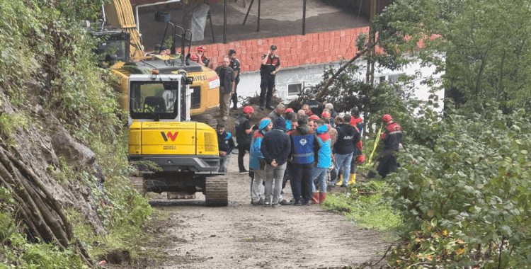 Trabzon'da heyelan meydana geldi: 1 kişi toprak altında