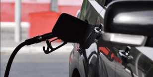 Akaryakıt fiyatları gece yarısı değişti: Benzine indirim, motorine zam