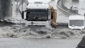 İstanbul'da sağanak etkili oluyor: Ev ve iş yerlerini su bastı, dairesinde mahsur kalan bir kişi kurtarıldı