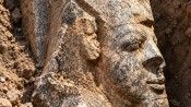 Mısır'da evinin önünde çalışan kişi II. Ramses'in heykelini buldu