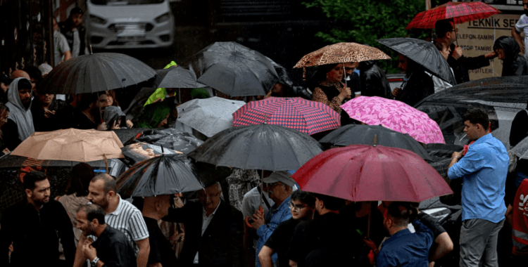 İstanbul'a kış geliyor, AKOM saat verdi: Sıcaklıklar 7 derece birden düşecek, sağanak etkili olacak