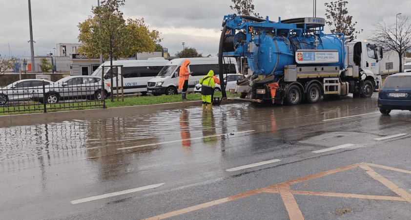 İstanbul'da sağanak yağış etkili oldu: Pendik'te alt geçidi su bastı
