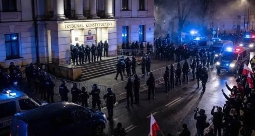 Polonya’da darbe suçlamaları: Sokaklarda havai fişekler