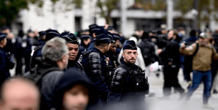 Fransa'da 'Sarı Yelekliler' protestoya hazırlanıyor: Paris'te kısmi sokağa çıkma yasağı kararı yargıya taşındı